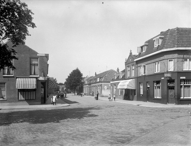 41992 Gezicht in de Zonstraat te Utrecht, ter hoogte van de kruising met de Nicolaasweg, uit het oosten.